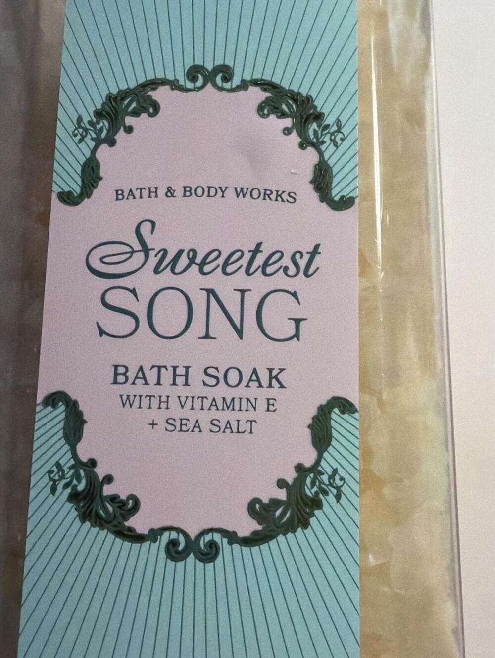 New Bath & Body Works - "SWEETEST SONG" - Bath Soak - 17 oz - Picture 2 of 4